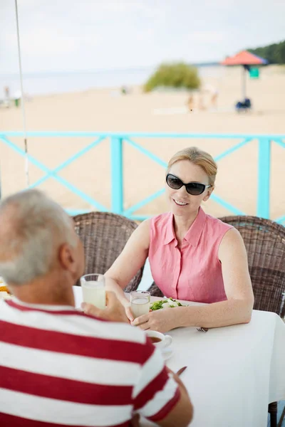 Erholsame Seniorin Mit Sonnenbrille Und Reifer Mann Vor Dem Tisch — Stockfoto