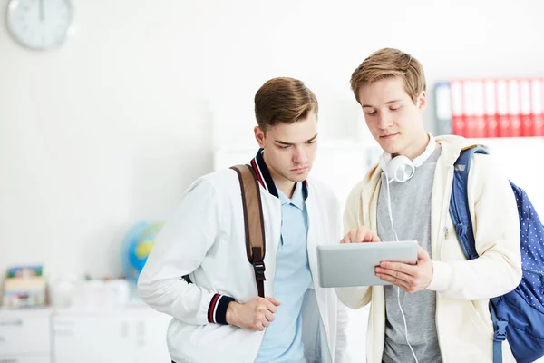 Uno Los Estudiantes Con Touchpad Mostrando Amigo Nuevas Formas Hacer — Foto de Stock