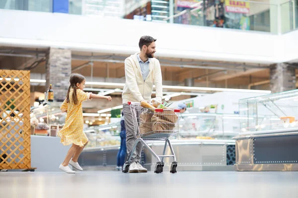 Dansen Dochter Wandelen Met Vader Supermarkt Positieve Knappe Bebaarde Man — Stockfoto