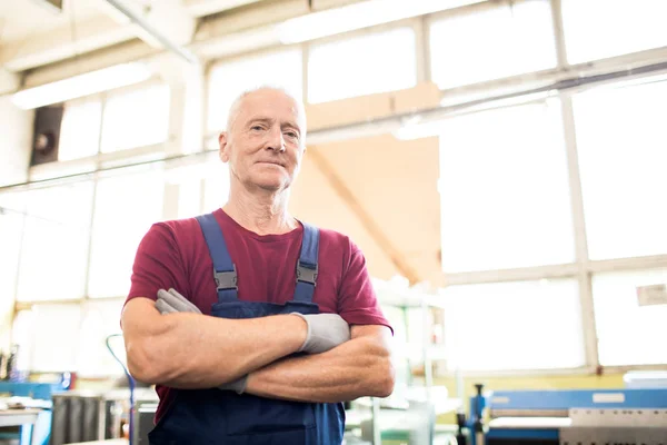 Ingegnere Successo Armato Incrociato Abbigliamento Lavoro Guanti Che Guardano Officina — Foto Stock