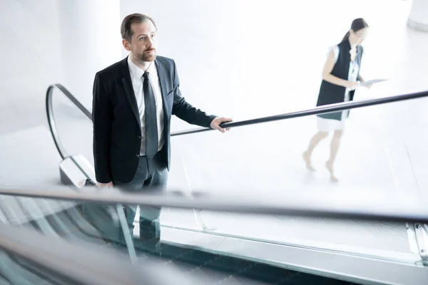 Jonge Elegante Afgevaardigde Pak Staan Roltrap Terwijl Het Verplaatsen Naar — Stockfoto