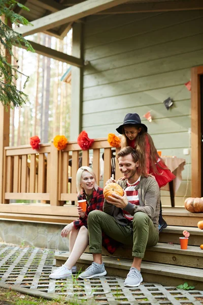 Junger Mann Mit Pumking Macht Jack Laterne Während Mit Seiner — Stockfoto