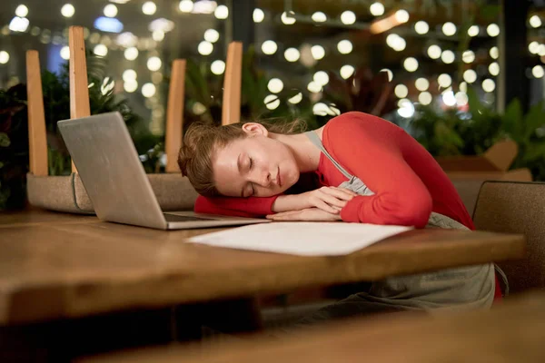 Втомлена Молода Жінка Фартусі Спить Столі Кафе Ноутбуком Паперами Поруч — стокове фото