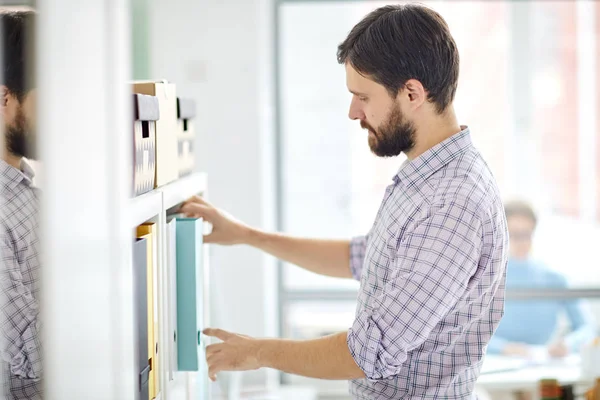 Bearded Businessman Taking One Folders Archive Data Shelf While Looking — Stock Photo, Image