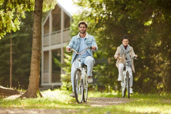 Feliz Jovem Casal Animado Roupas Casuais Desfrutando Passeio Bicicleta Floresta — Fotografia de Stock