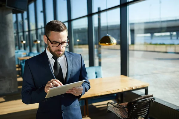 Jeune Homme Affaires Avec Touchpad Réseautage Dans Café Moderne Jour — Photo