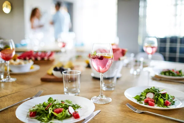 Házi Készítésű Gyümölcsitalok Üres Üvegek Villák Tányérok Friss Salátával Vendégek — Stock Fotó