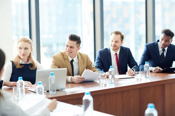 Junge Interkulturelle Kollegen Hören Sich Die Meinung Oder Erklärung Der — Stockfoto