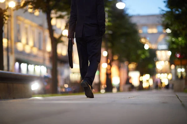 Affärsman Med Portföljen Nedför Gatan Kvällen Längs Gröna Träd — Stockfoto