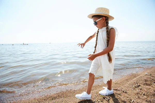 夏のビーチで遊びながら水辺を歩くかわいい女の子の肖像画 コピースペース — ストック写真