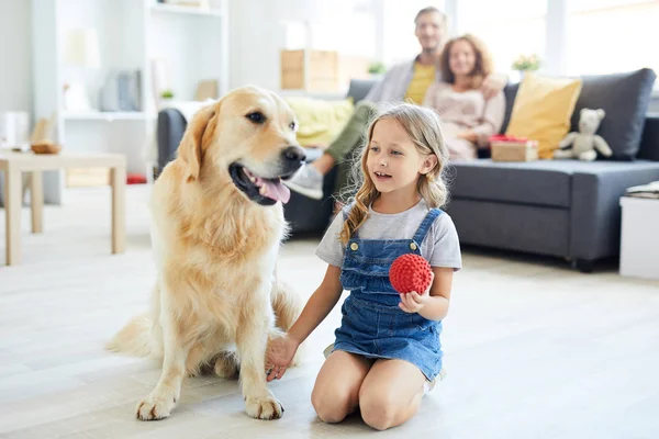 Menina Segurando Brinquedo Borracha Vermelha Enquanto Sentado Lado Labrador Pet — Fotografia de Stock