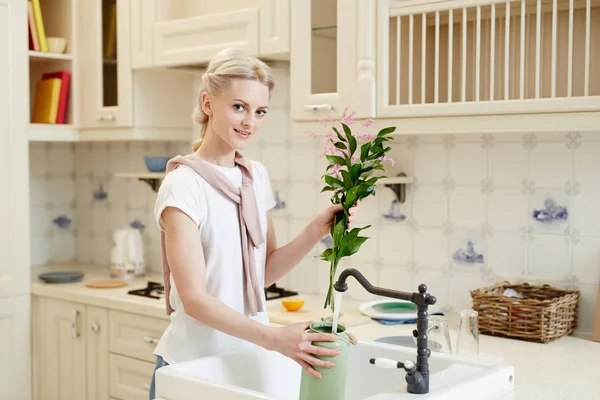 Positive Hübsche Junge Frau Weißen Shirt Die Blumen Hält Während — Stockfoto