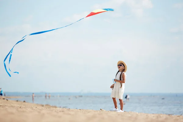 Adorable Petite Fille Debout Bord Eau Regardant Son Cerf Volant — Photo