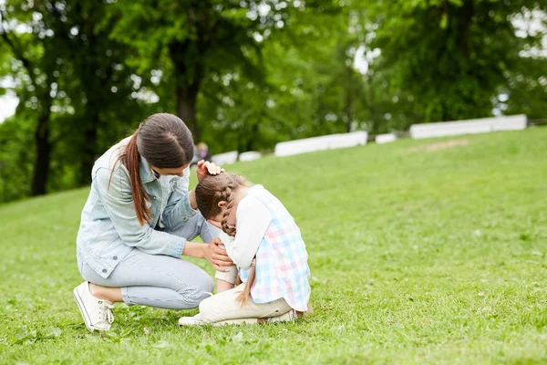 Liten Flicka Gråta När Sitter Grön Gräsmatta Och Hennes Mamma — Stockfoto