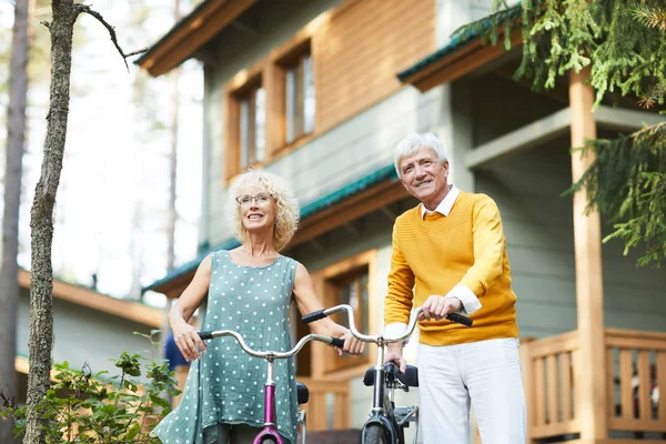 Älteres Ehepaar Mit Fahrrädern Auf Abkühlung Wald Vor Ihrem Landhaus — Stockfoto