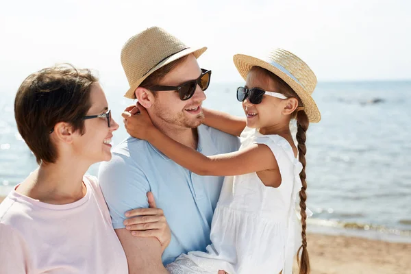 해변에서 산책을 즐기는 행복한 가족의 따뜻한 초상화 — 스톡 사진