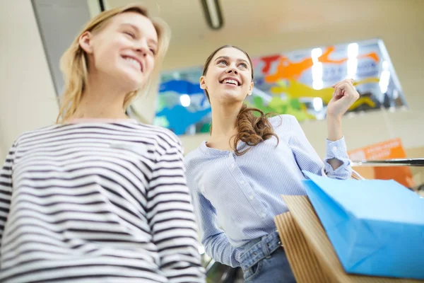 Két Fiatal Vidám Táskákkal Élvezte Alkalommal Nagy Modern Bevásárlóközpont Szezonális — Stock Fotó