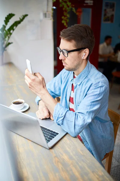 Junger Mann Freizeitkleidung Sitzt Fenster Laptop Vorn Und Sucht Playlist — Stockfoto