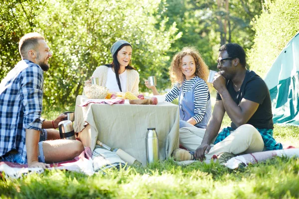 Vier Vrolijke Interculturele Vrienden Die Rond Zelfgemaakte Tafel Zitten Een — Stockfoto