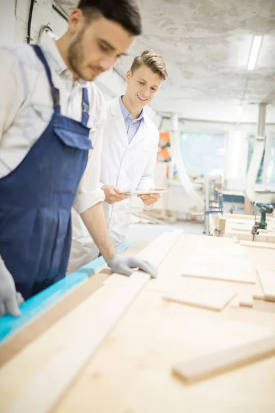 Joven Experto Whitecoat Pie Junto Ingeniero Ropa Trabajo Cuidado Del — Foto de Stock