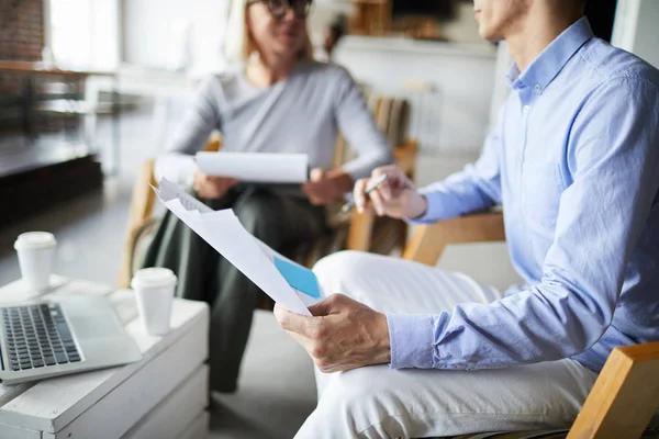 Närbild Ung Affärsman Som Sitter Stol Och Diskuterar Affärskontrakt Med — Stockfoto