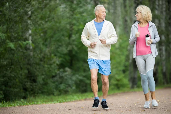 Happy Active Senior Paar Joggen Het Park Onder Groene Bomen — Stockfoto