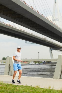 Kentsel ortamda egzersiz sabah koşu sahip çağdaş olgun sporcu