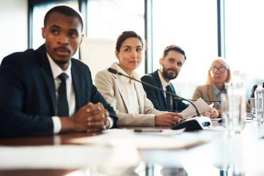 Konferansta koç veya konuşmacıya bakan kendine güvenen kültürlerarası genç delegeler grubu