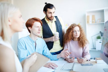 Çalışma toplantısında meslektaşları için tasarım trendleri gözden geçirme yaratıcı tasarımcılardan biri