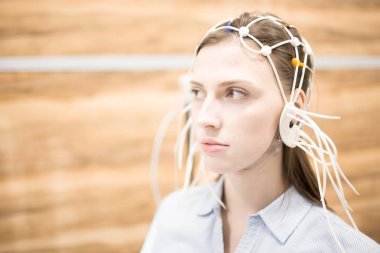 Eeg elektrotlar tüm onun kafasına beyin aktivitesinin tıbbi test sahip olan kadın