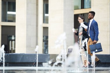 Kahve molasında formalwear pozitif heyecanlı mühendislik meslektaşları