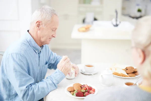 Uomo Anziano Seduto Tavola Cucina Mangiare Dessert Latte Con Fragole — Foto Stock