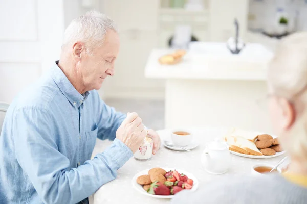 Leeftijd Man Zit Door Tabel Keuken Eten Melk Dessert Met — Stockfoto