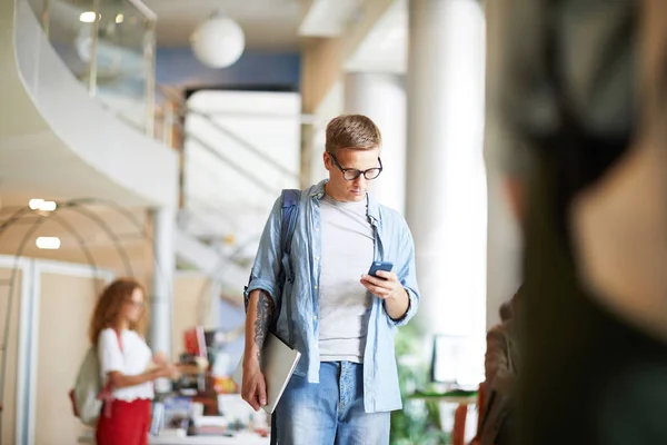 Young Casual Man Smartphone Messaging Move While Walking Next Lesson — Stock Photo, Image