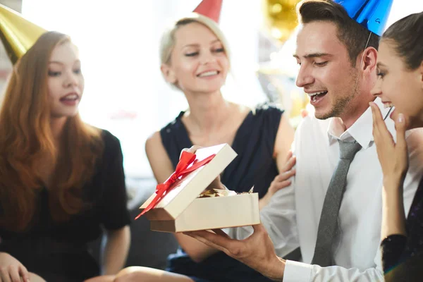 Gelukkig Jonge Man Openen Giftbox Kijken Naar Verjaardagscadeau Van Zijn — Stockfoto