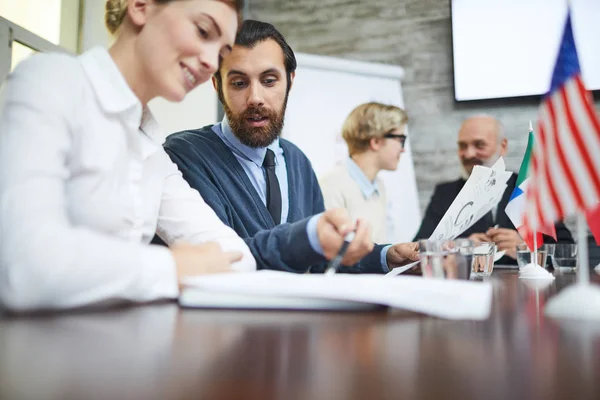 Bearded Zakenman Die Zijn Collega Punt Document Uitlegt Tijdens Conferentie — Stockfoto