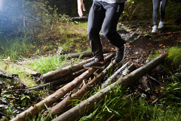 Sportliches Junges Paar Aktivkleidung Bewegt Sich Der Freizeit Baumstämme Wald — Stockfoto