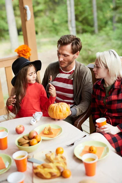 Famille Jeunes Parents Leur Adorable Fille Assis Table Halloween Discutant — Photo