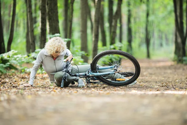Mogen Aktiv Kvinna Föll Cykel Marken Och Skadar Hennes Ben — Stockfoto