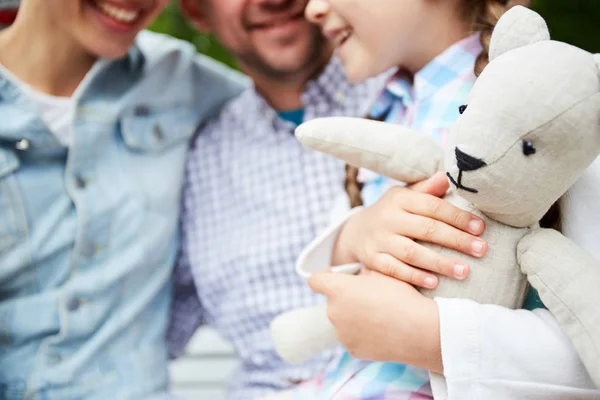 Urso Pelúcia Branco Nas Mãos Uma Menina Que Passa Fim — Fotografia de Stock