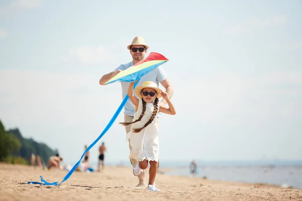 Adorable Fille Robe Blanche Chapeau Lunettes Soleil Son Père Courant — Photo