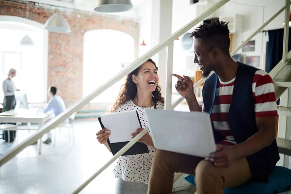 Junge Büroangestellte Hat Spaß Mit Ihrem Kollegen Während Des Arbeitstages — Stockfoto