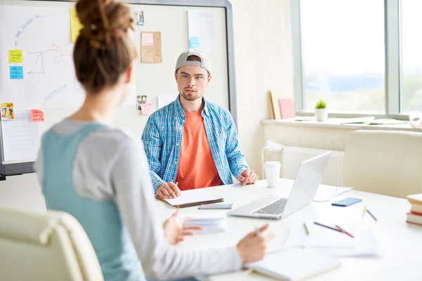 Cara Bonito Confiante Cap Discutir Projeto Universitário Com Colega Grupo — Fotografia de Stock