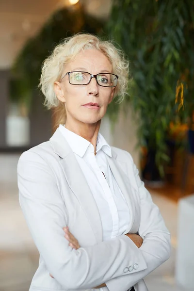 Allvarliga Säker Framgångsrik Äldre Business Lady Glasögon Tittar Kameran Stolt — Stockfoto