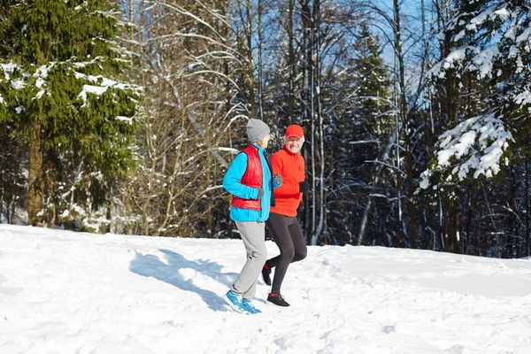 Actieve Senior Echtgenoten Hebben Sporttrainingen Warme Winterdag Onder Firtrees Sneeuw — Stockfoto