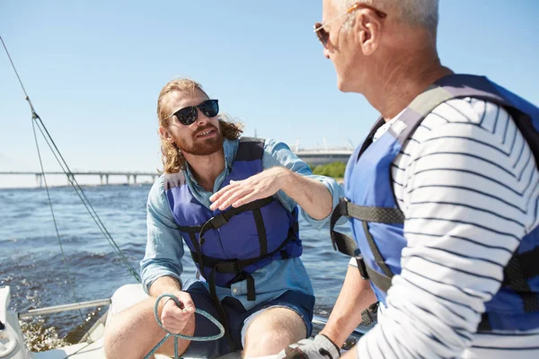 Zufriedener Junger Bärtiger Mann Mit Sonnenbrille Der Gestikulierend Schwimmweste Trägt — Stockfoto