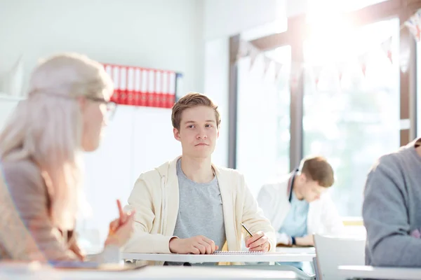 Verwirrter Kerl Schaut Hübschen Zackenbarsch Und Zeigt Ihm Unhöfliche Geste — Stockfoto