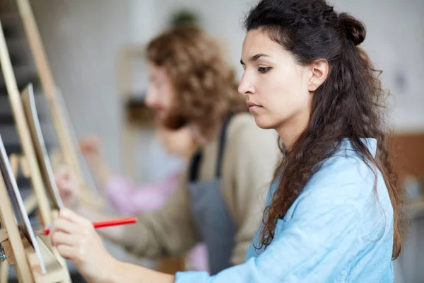 Serious Brunette Woman Sketching Pencil Lesson Painting School Arts — Stock Photo, Image