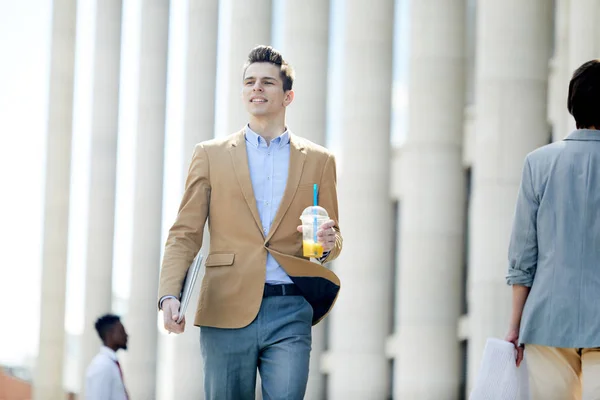 Jovem Empresário Traje Formal Carregando Bebida Enquanto Move Ambiente Urbano — Fotografia de Stock