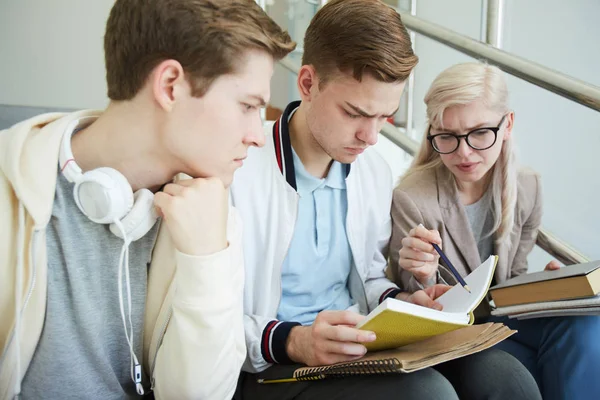 Blond Tjej Som Pekar Text Bok Eller Manual Samtidigt Diskutera — Stockfoto